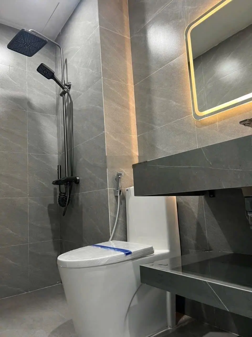 Bán Nhà 3 Tầng Ô Góc Sau Sân Vận Động Hà Lầm,DT:59m2 Oto Đỗ Cửa !!!