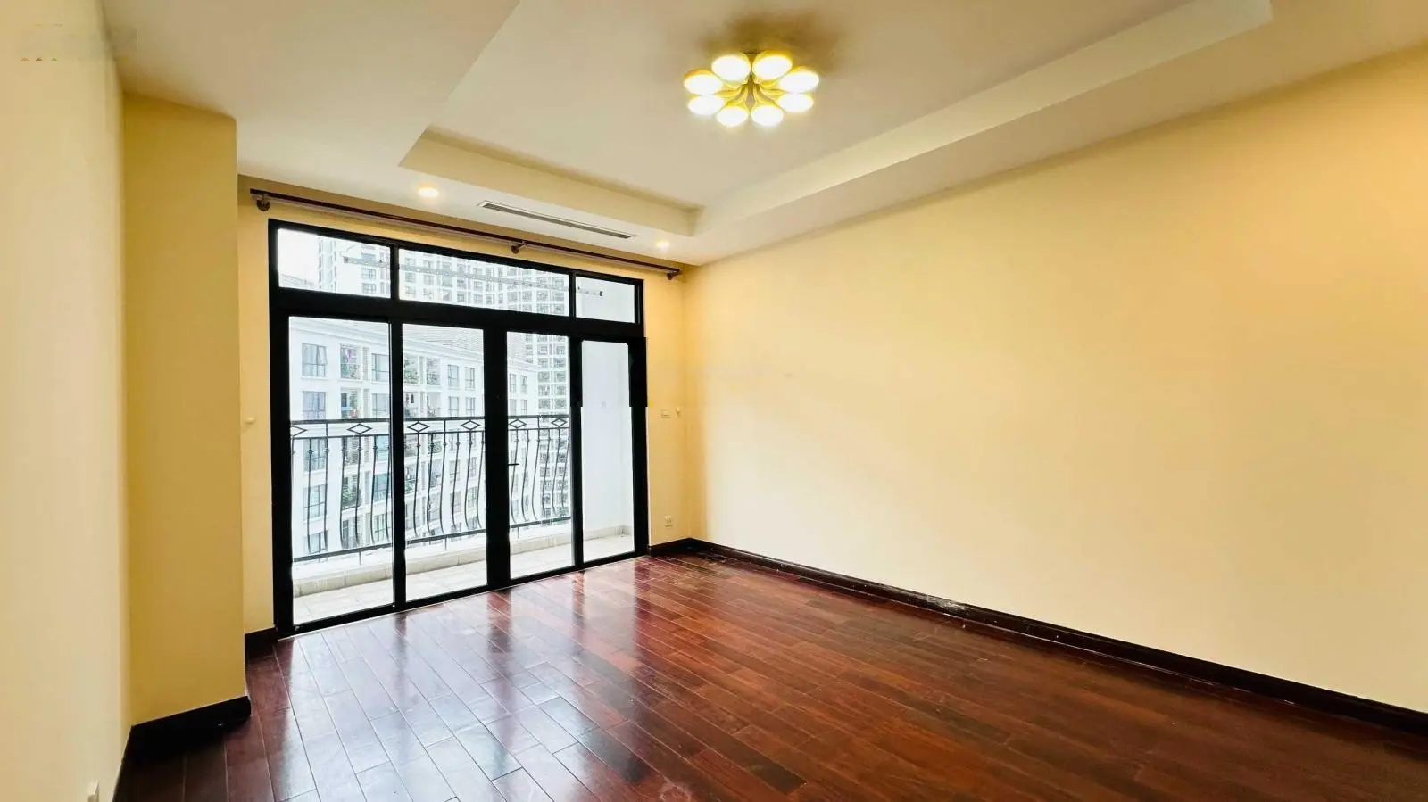 Chính chủ bán căn 3 PN 143m2 full đồ tại Green Diamond 93 Láng Hạ, ban công Tây Bắc view hồ, sổ đỏ