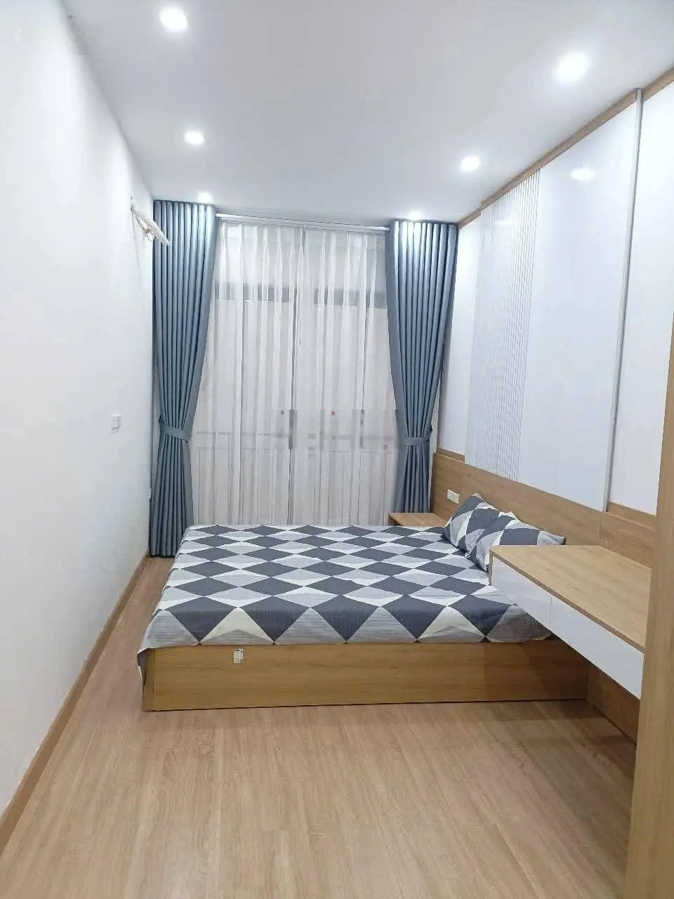 Chợ Khâm Thiên, Đống Đa. DT 28/30m2 x 4 tầng, MT 3m, giá 4,98 tỷ.