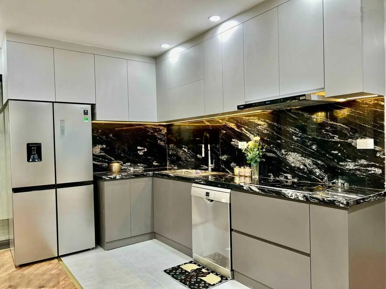 E Trang bán căn N09 Thành Thái 109m2 (3N 2W) BC TN, tầng đẹp view thành phố, sẵn sổ. LH 0792 826 ***