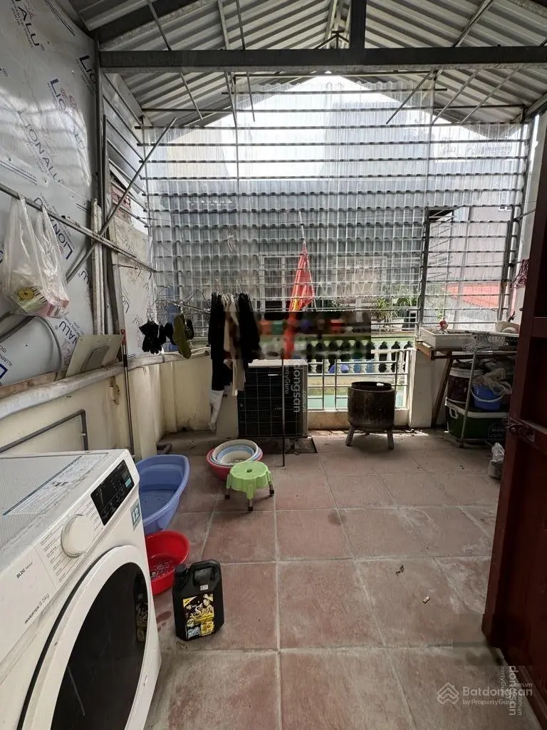 Bán nhà Văn Hương, ngõ to ba gác. Dt 27/30m2 4 tầng mt 3.8m. Chào 5.5 tỷ còn TL. Nói k với tin ảo