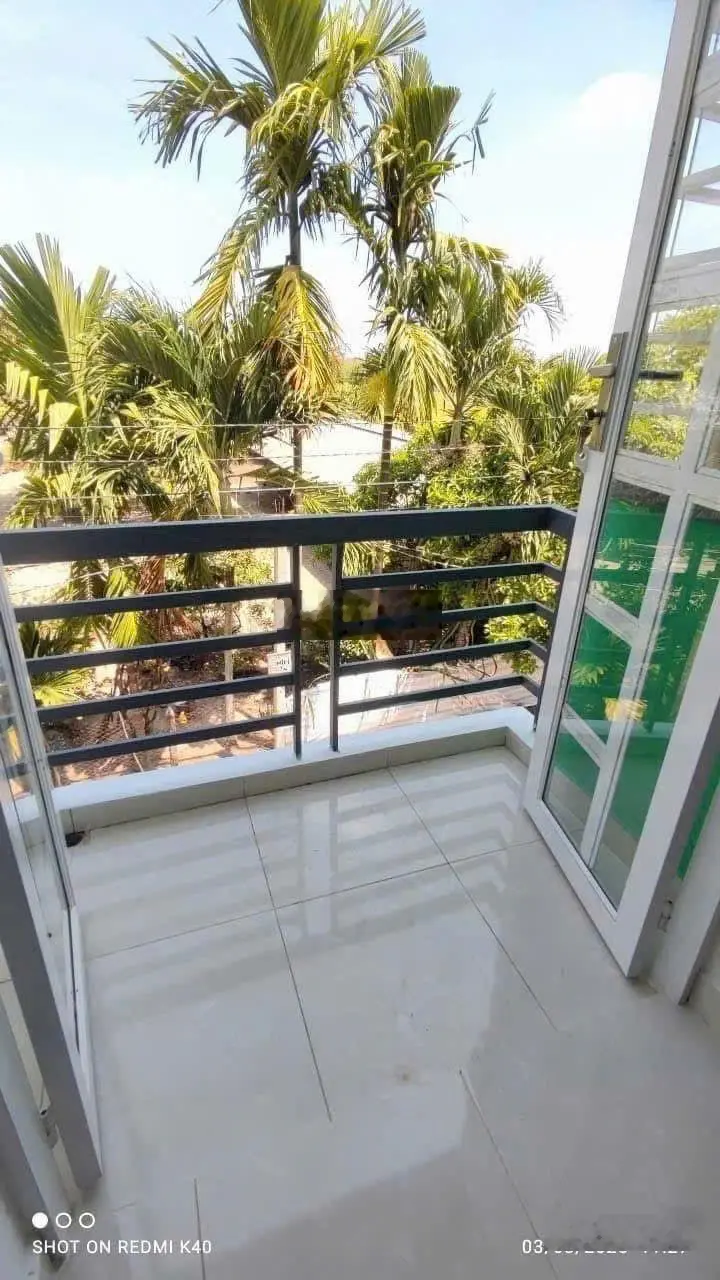 Nhà mới rất đẹp 1 trệt 1 lầu 4mx10m đường 5m ô tô đỗ cửa ngay chợ đình ủy ban xã mỹ hạnh bắc