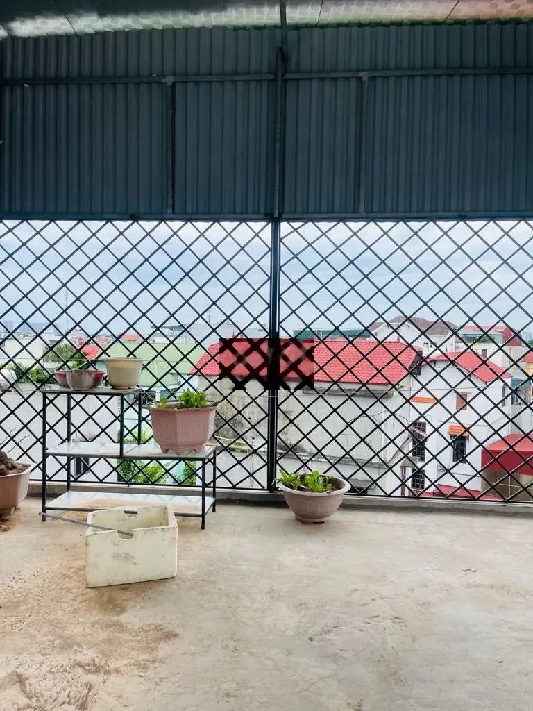 Bán nhà bát khối 40m2 x 5 tầng , sân chung rộng, ô tô đỗ cổng