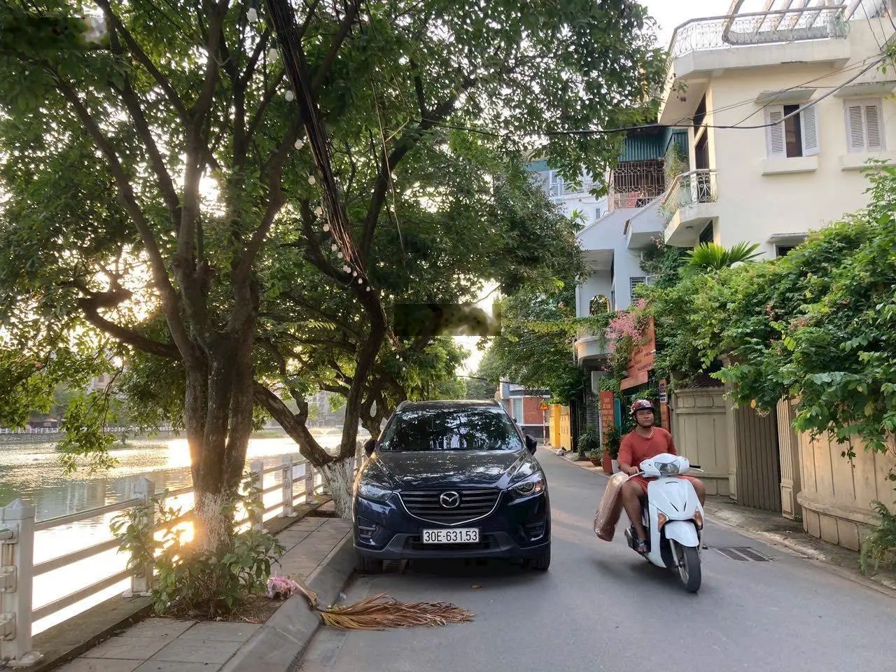 Bán nhà 4 tầng (có gara) mặt Hồ Bồ Đề giá trị, vừa ở hưởng trọn view Hồ 3ha trong lành thoáng mát.