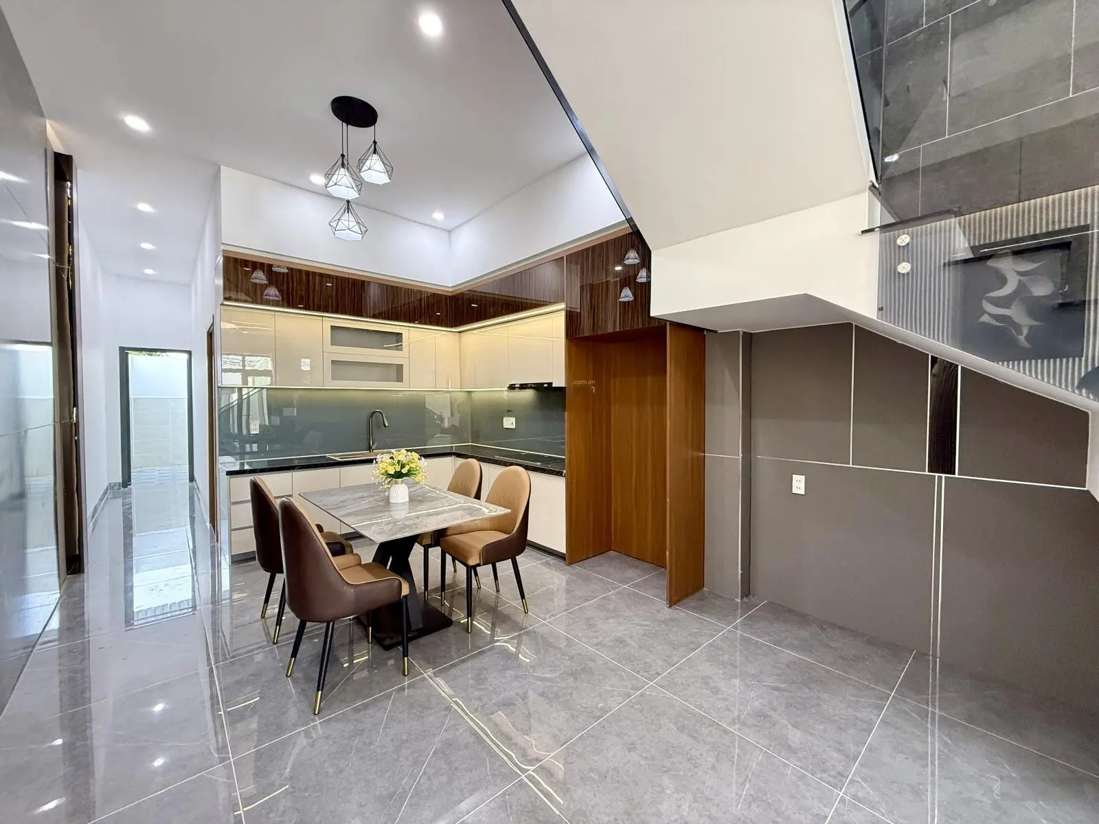 Bán nhà Phú Mỹ đường DX 039 nhựa 8m, nhà 1 trệt 1 lầu, 3 phòng ngủ, sân để 2 xe oto