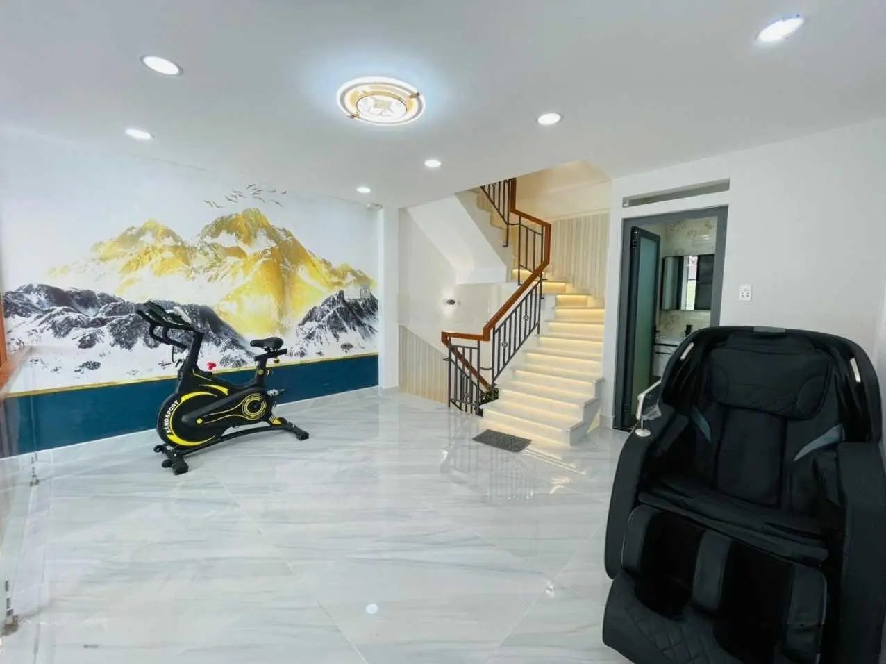 Bán gấp nhà 1 trệt 3 lầu 100m2, MT kinh doanh buôn bán được. 2.5 tỷ. Lh 0394 000 *** em Oanh