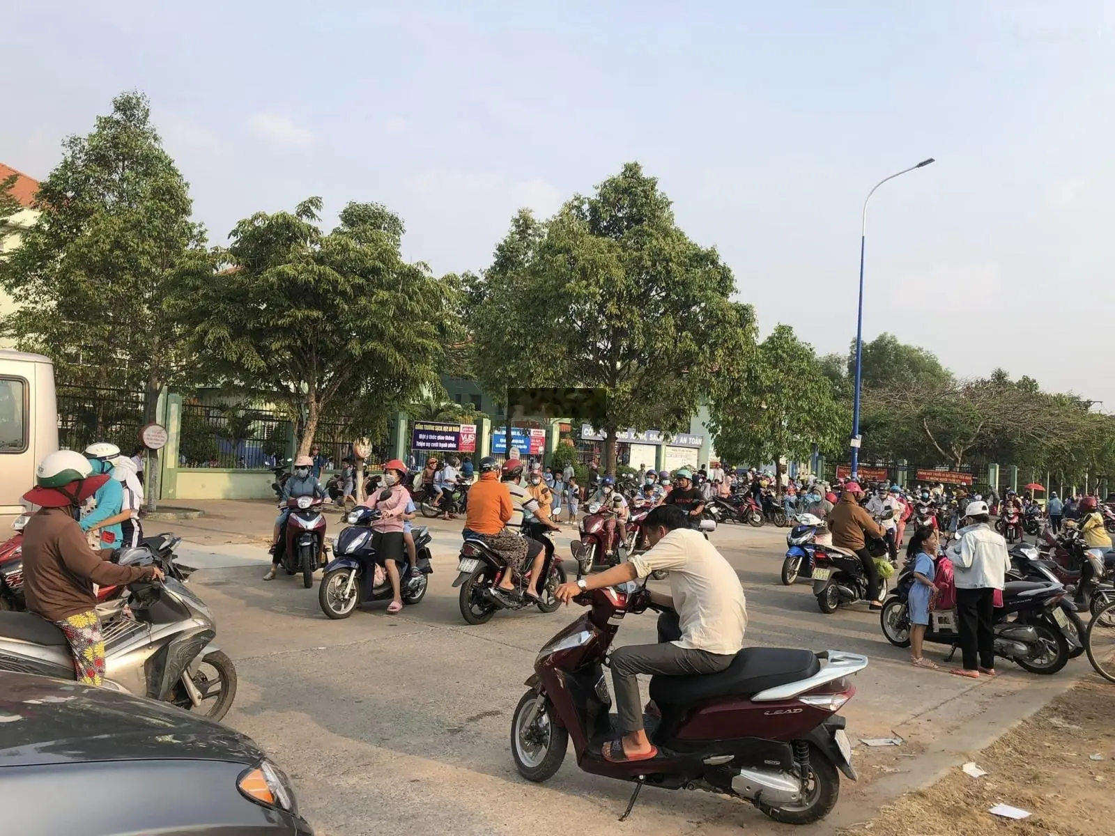 Tôi cần tiền bán gấp lô đất gần sát QL13, gần trường ĐH Việt Đức