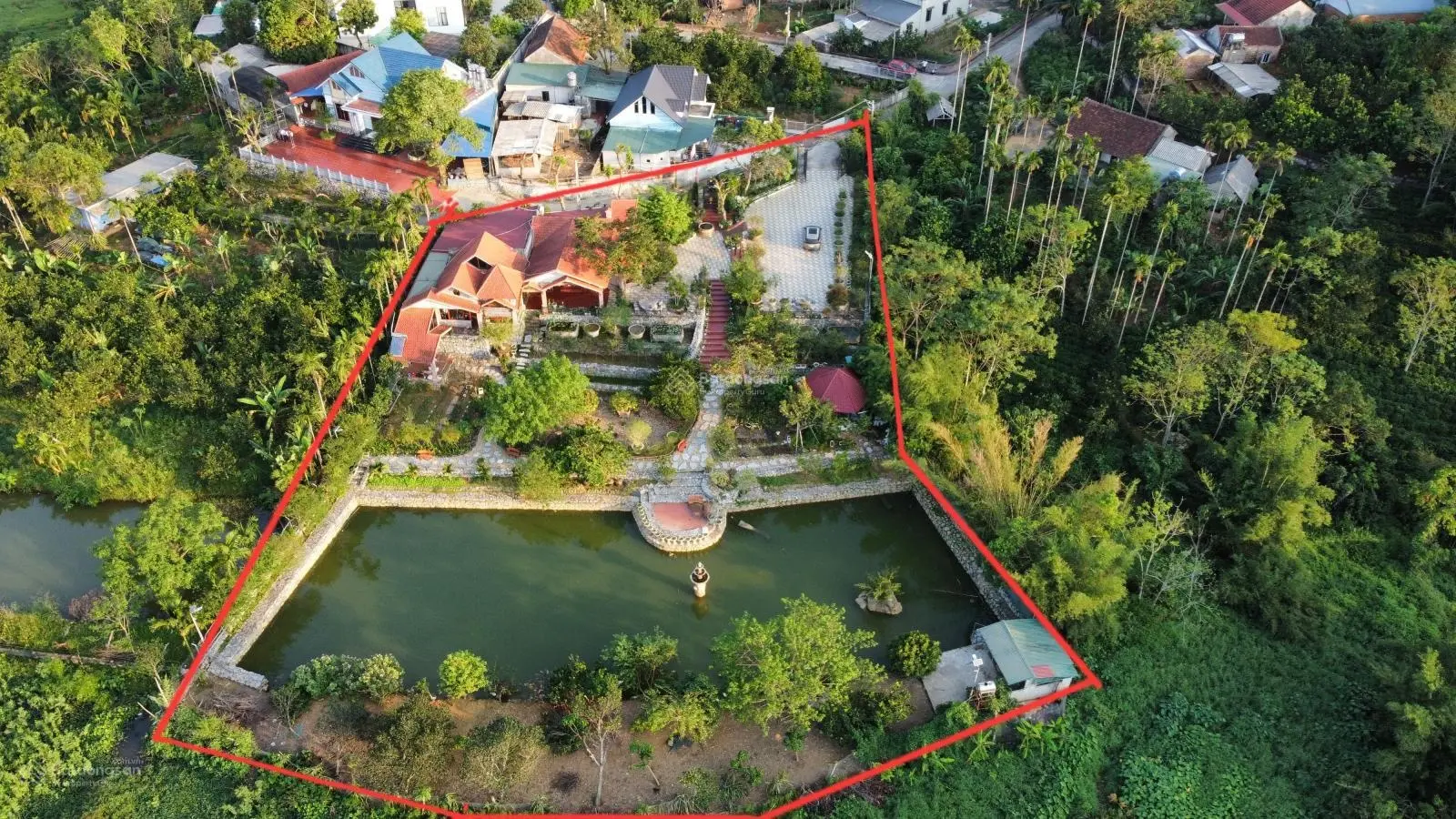 Chủ chuyển đi nơi khác nên bán lại khu nghỉ dưỡng 3600 m2 view hồ ở ngoại ô Hà Nội sẵn nội thất