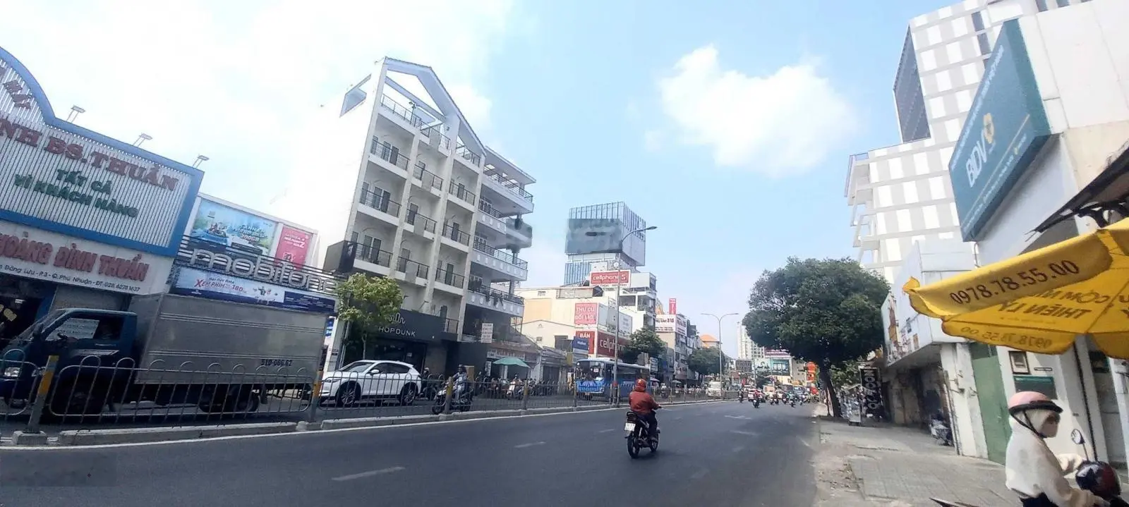 Bán nhà mặt tiền Lý Chính Thắng, Quận 3. DT: 8m x 30m. KC: 7 tầng. HĐT 180 triệu/th. Giá 49 tỷ