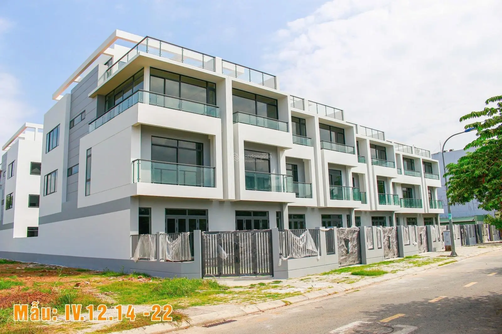 Bán nhà 4 tầng 5x27m mặt tiền đường nhựa 12m, sổ hồng đầy đủ, trong khu đô thị cao cấp TP. Thủ Đức