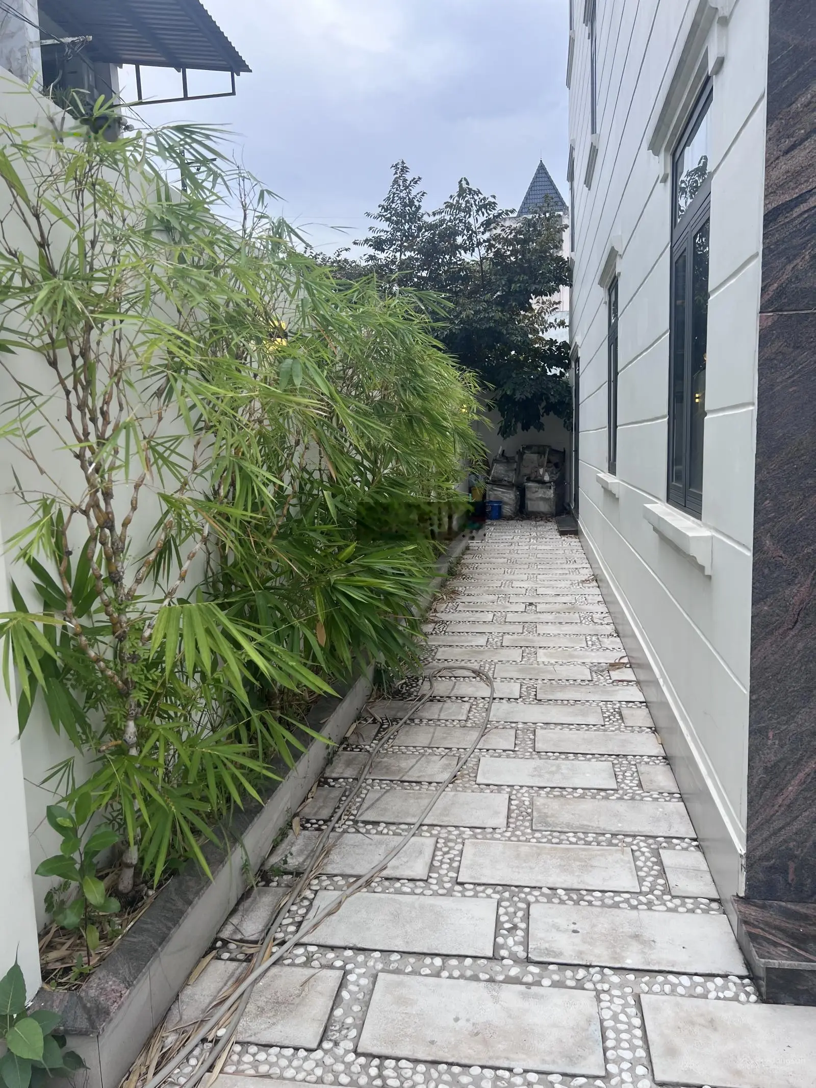 Hẻm oto cách chợ hiệp bình 50m, nhà 2 mặt thoáng, ngang 6 sâu 19,5, 1 trệt 1 lửng 2 lầu sân thượng.