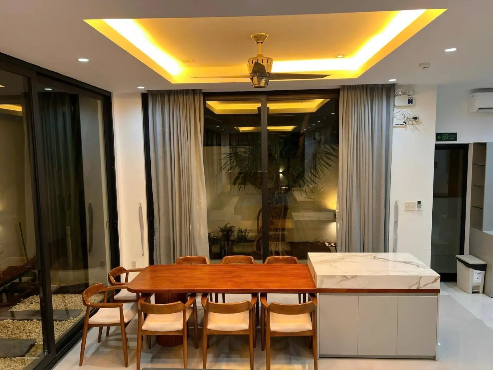 Bán Villa 3 tầng gần bãi tắm Mỹ Khê, sát cầu sông Hàn 200m2