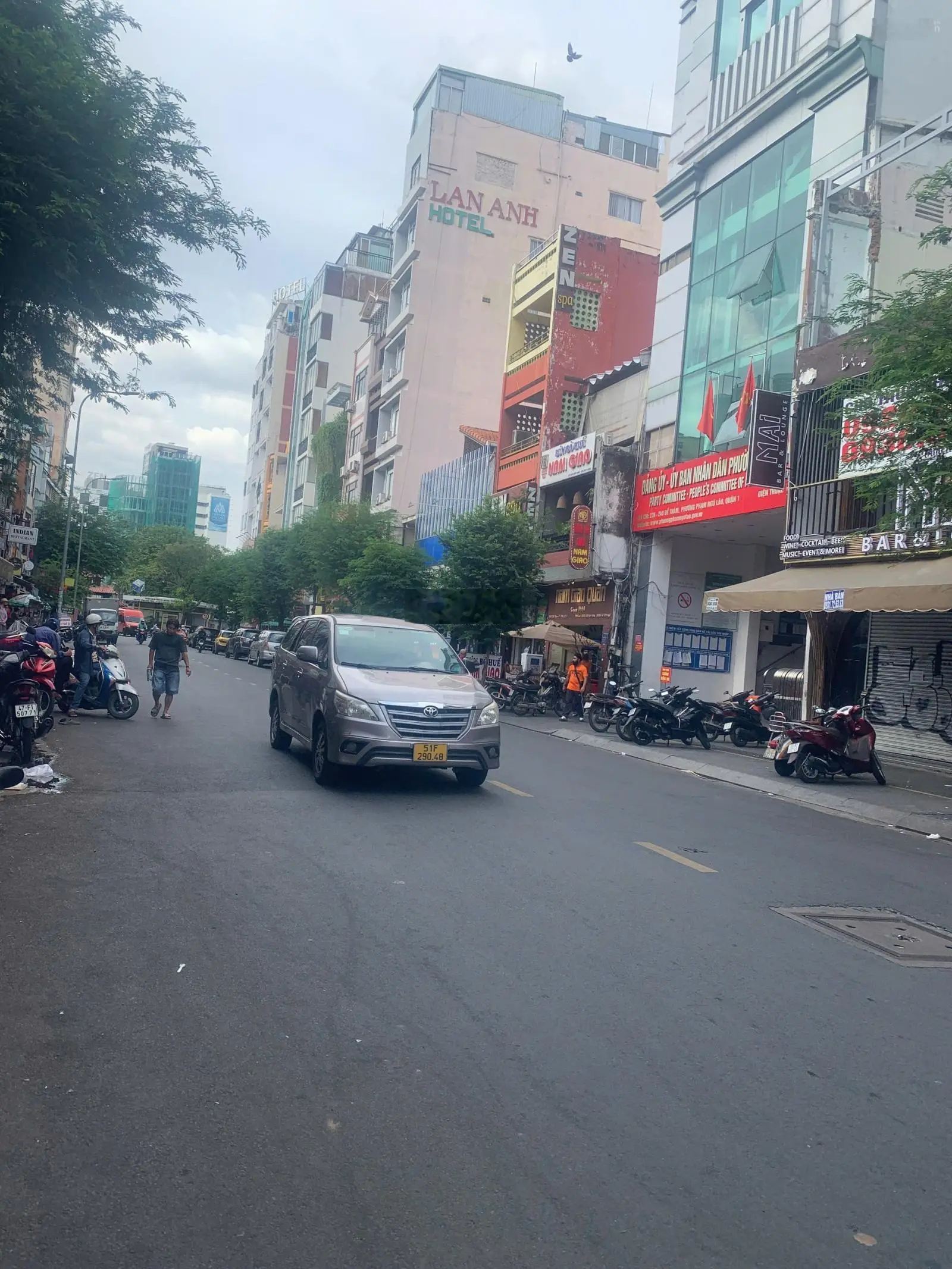 Bán gấp nhà mặt tiền đường Bùi Viện, P.PNL, Quận 1: DT 90m2(4x23m)_5 Tầng. HĐT 150 Triệu/tháng
