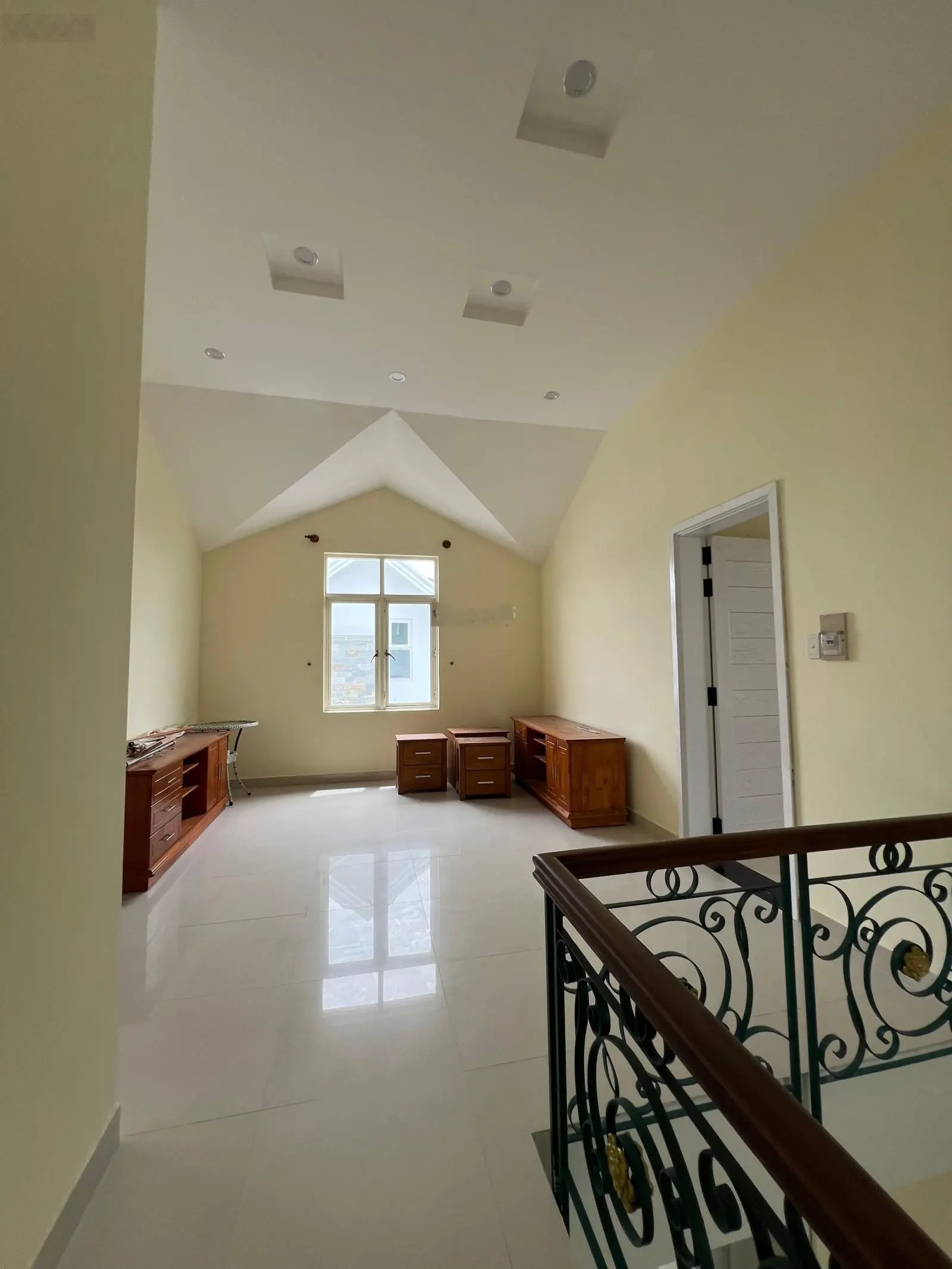 Bán biệt thự An Viên Nha Trang, view Biển, ngay bãi tắm, 3 tầng 4 ngủ, Đông Nam. Giá 25 tỷ (TL)