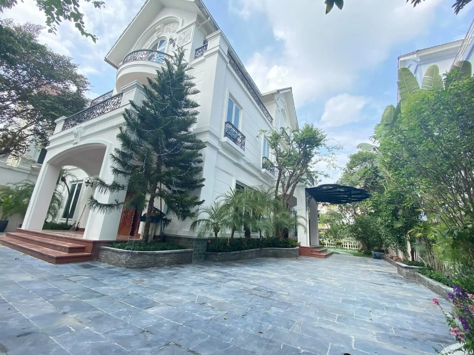 Bán lô góc Hoa Phượng 03 - 01, khu vip 328.1m2, hoàn thiện full nội thất sông rộng giá 90 tỷ