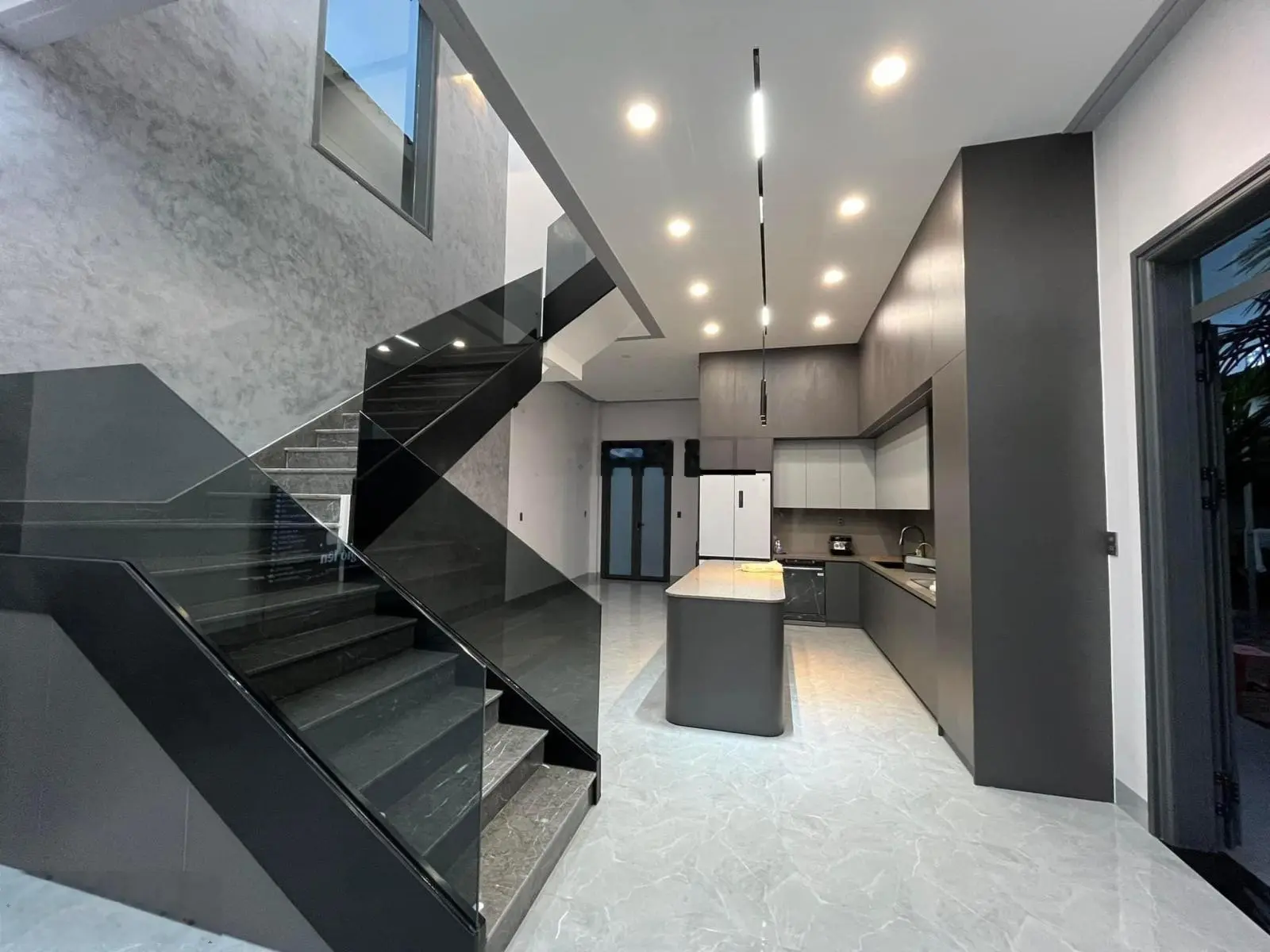 Chỉ 4 tỷ 6 có nhà 70m2 (5x14) - Full nội thất - Có Gara ô tô - Đẹp mê ly - Trung tâm Quận Bình Tân