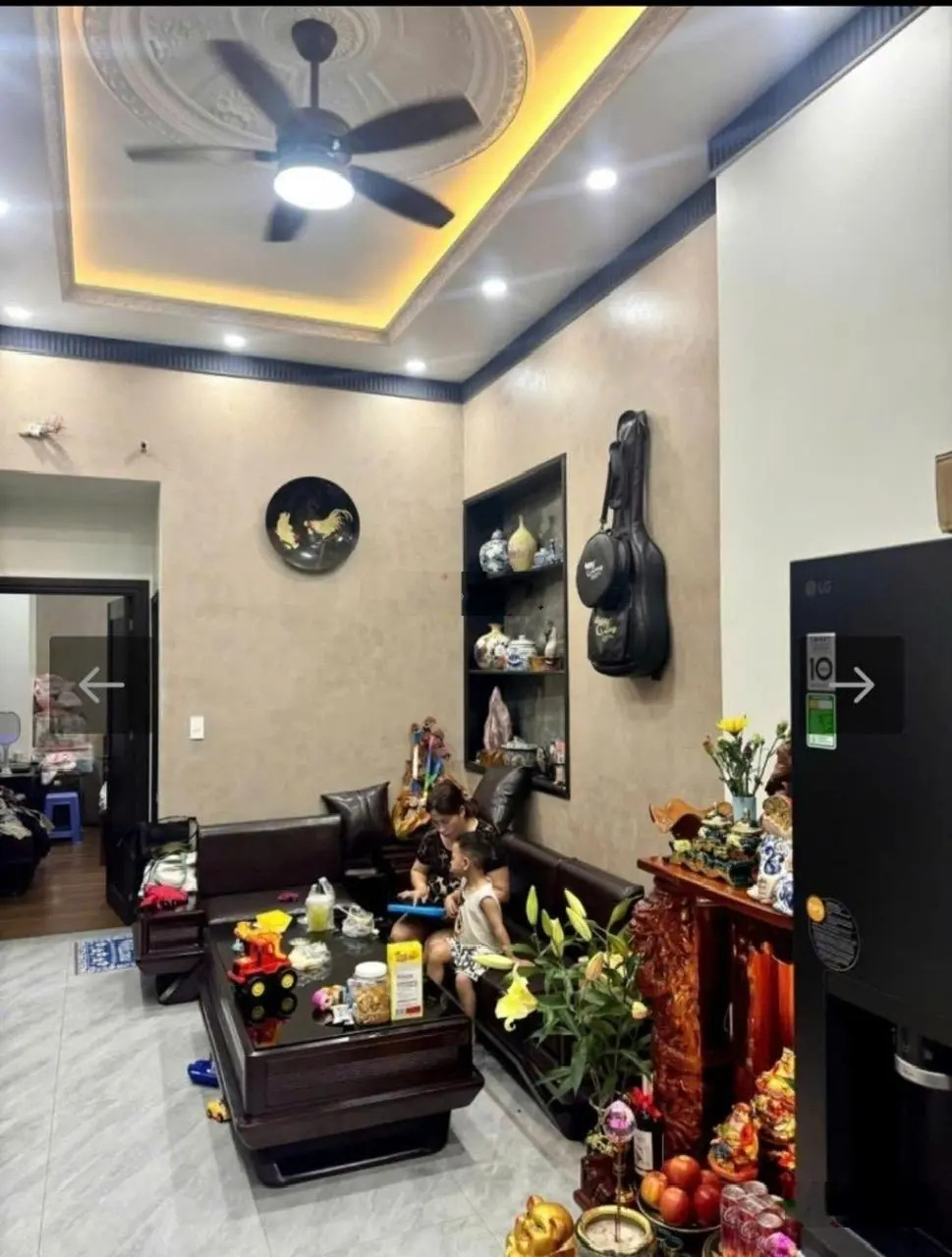 Bán gấp Biệt Thự sân vườn 400m2, 2 Lầu, Ngay ngã tư Thủ Đức, 3PN + Phòng Thờ, Chỉ 15,2 Tỷ