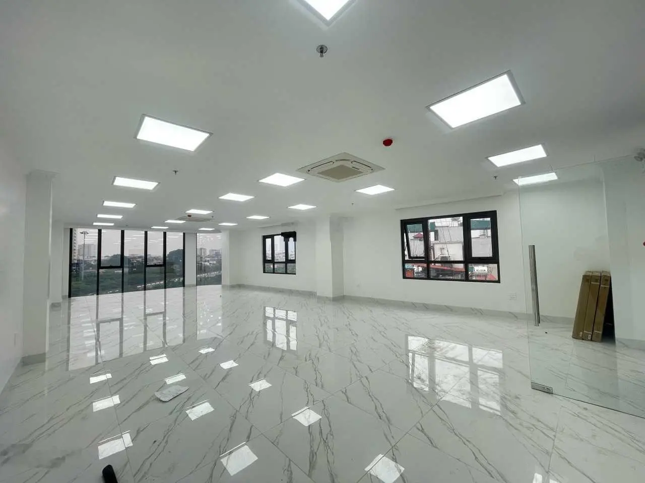 Chính chủ cần bán toà nhà 9 tầng tại Hoàng Quốc Việt, diện tích 126m2, lô góc. Giá 51 tỷ