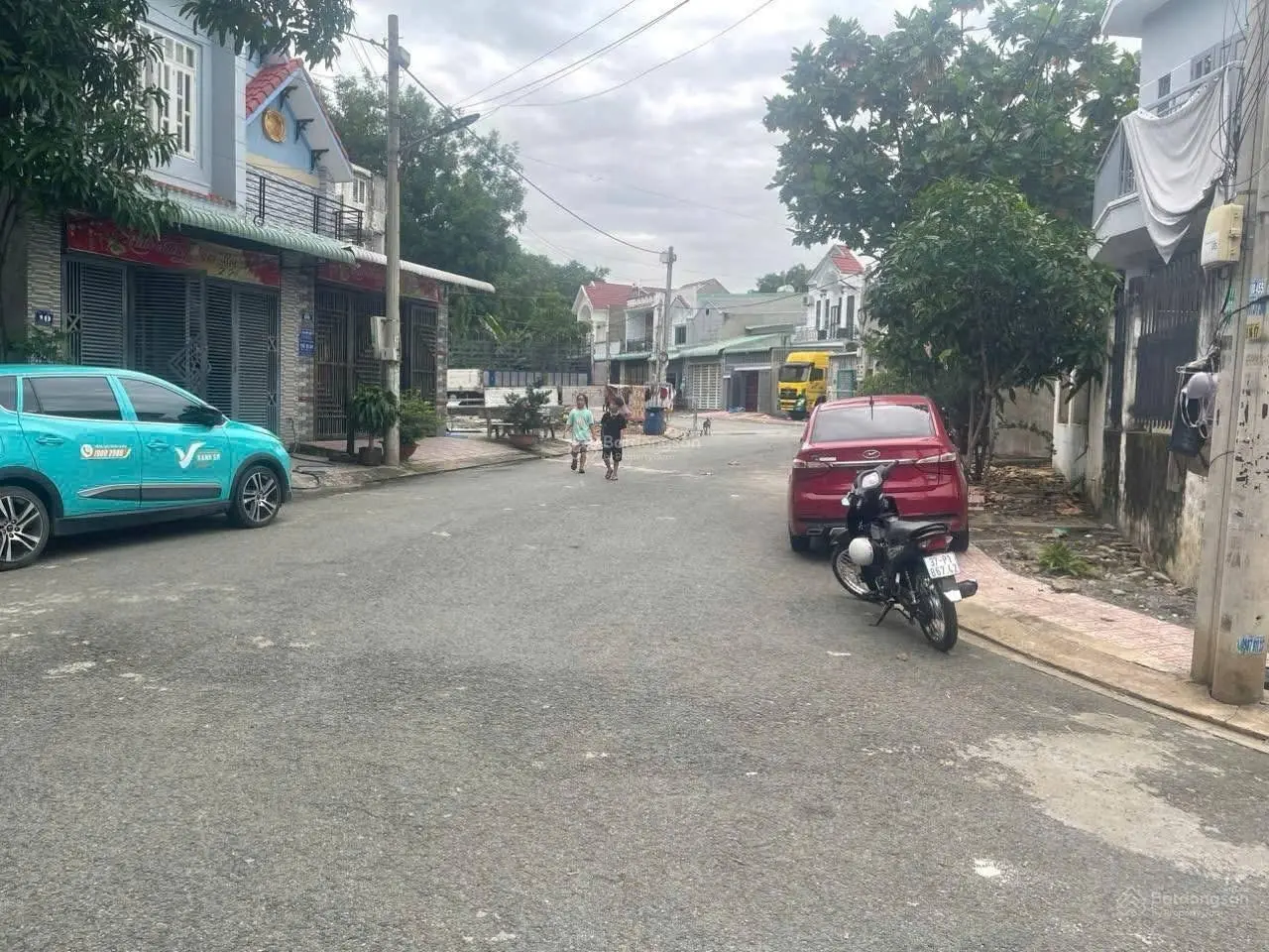 Bán nhà lầu trệt sân ô tô có 3 PN gần vòng xoay An Phú Bình Dương