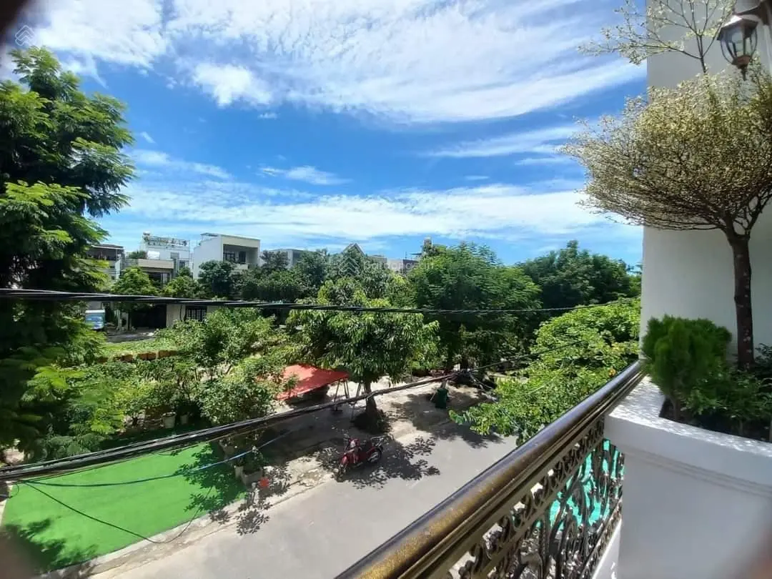 Bán nhà biệt thự 3 mê Tân Cổ Điển sát biển vị trí vip Tốt Động