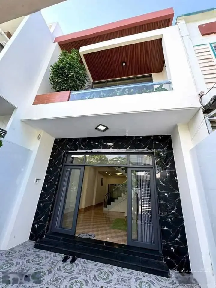 Bán căn nhà ngay thị trấn Tân Túc, Bình Chánh, DT 95m2, giá 1ty380 sổ sẵn