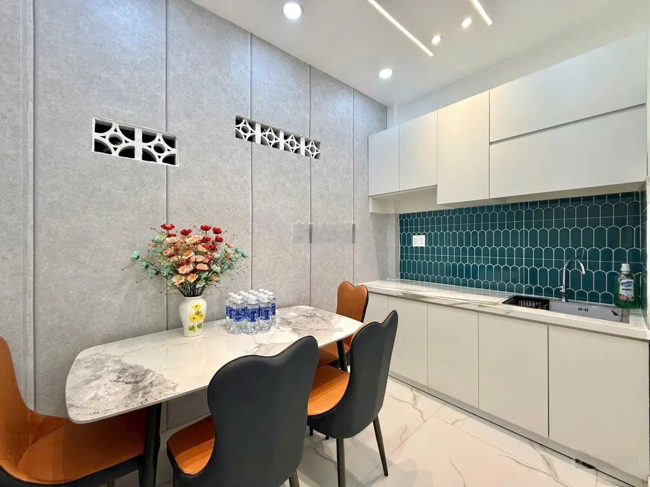 Nhà đẹp hẻm 1/, dưới 3 tỷ, hẻm trước nhà 6m, nhà trống, full nội thất mới đẹp. Liên hệ: 0906 435 ***