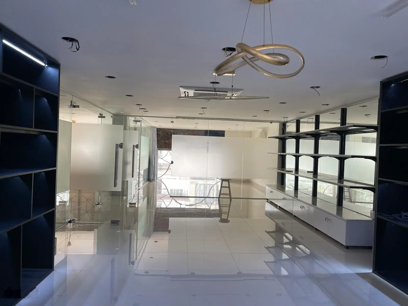 Bán tòa nhà văn phòng đường Lê Văn Lương DT 10 x 25m. hầm 5 tầng ST. DTXD 1010. Giá 29 tỷ