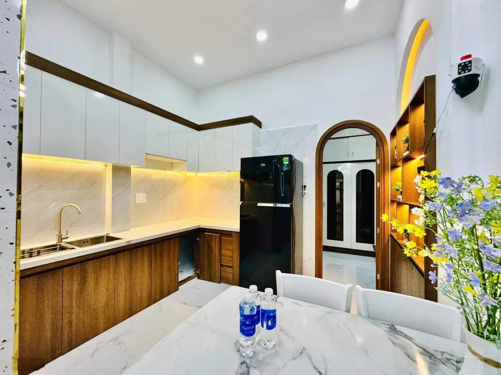 Hạ gấp còn 2 tỷ 990. Bán nhà 62m2 CMT8 gần trương Hoàng Diệu. Xây 2 tầng đúc kiên cố,hẻm 4m. Sổ sẵn