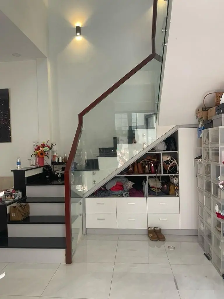 Bán gấp nhà mặt tiền ngay chợ bình chánh, đang cho thuê 9tr/tháng, giá 1 tỷ 350tr