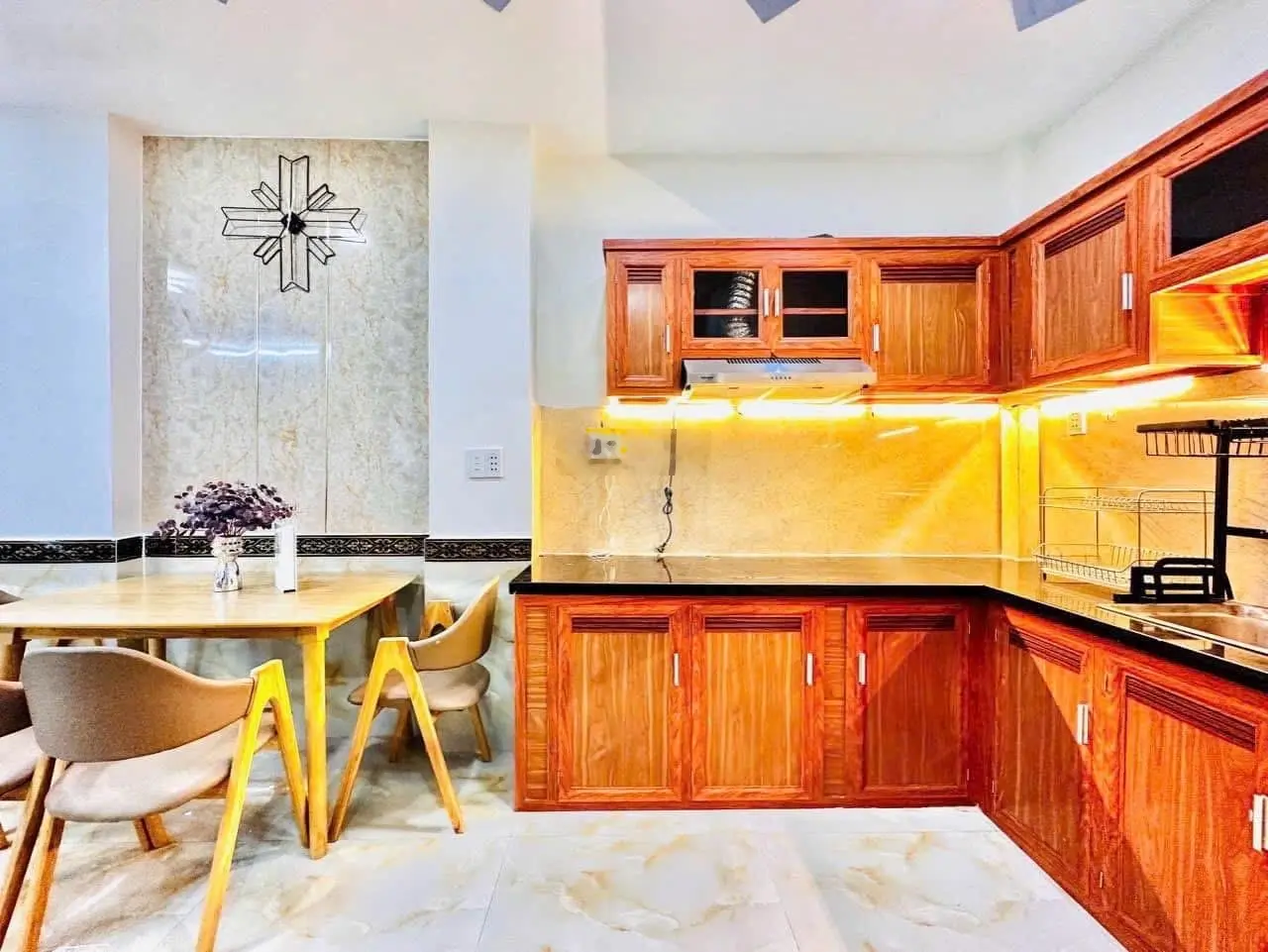 Hot! Chủ ngộp cần bán nhà Thành Thái Quận 10 giá 3tỉ950/75m2 (5*15m). Sổ sẵn, nhà full nội thất