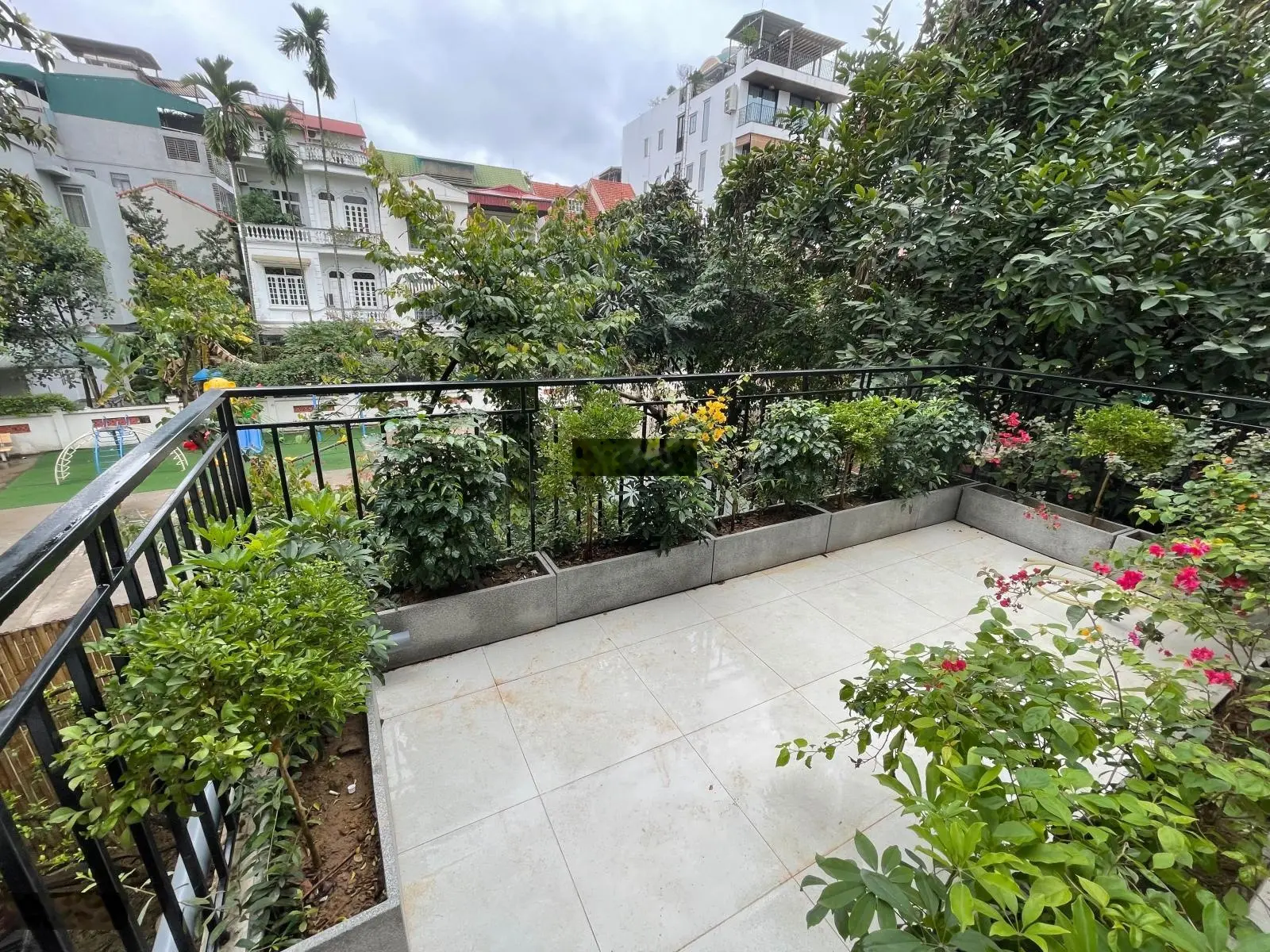 Bán căn nhà 2 tầng diện tích 104m2, sân vườn đẹp, nhìn ra công viên và hồ nhỏ, sát Hồ Tây