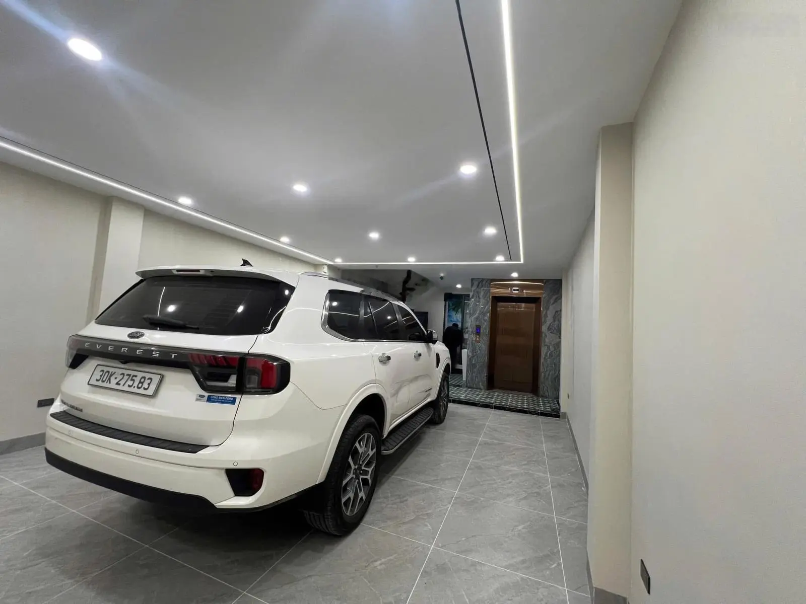 Nguyễn Văn Cừ 100m2, 8 tầng thang máy MT 5m ô tô 7 chỗ vào nhà ngõ thông cách mặt phố 15m