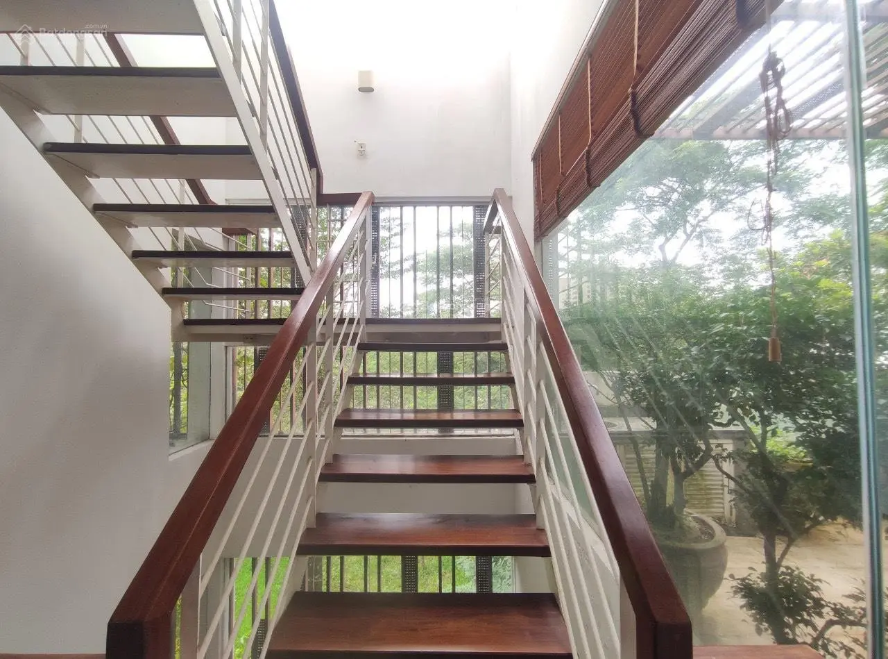 Bán Villa sân vườn. 3 tầng (DT 200m2) Cc Bộ Công An Quận 2. Giá 32 tỷ. LH 0901 882 ***