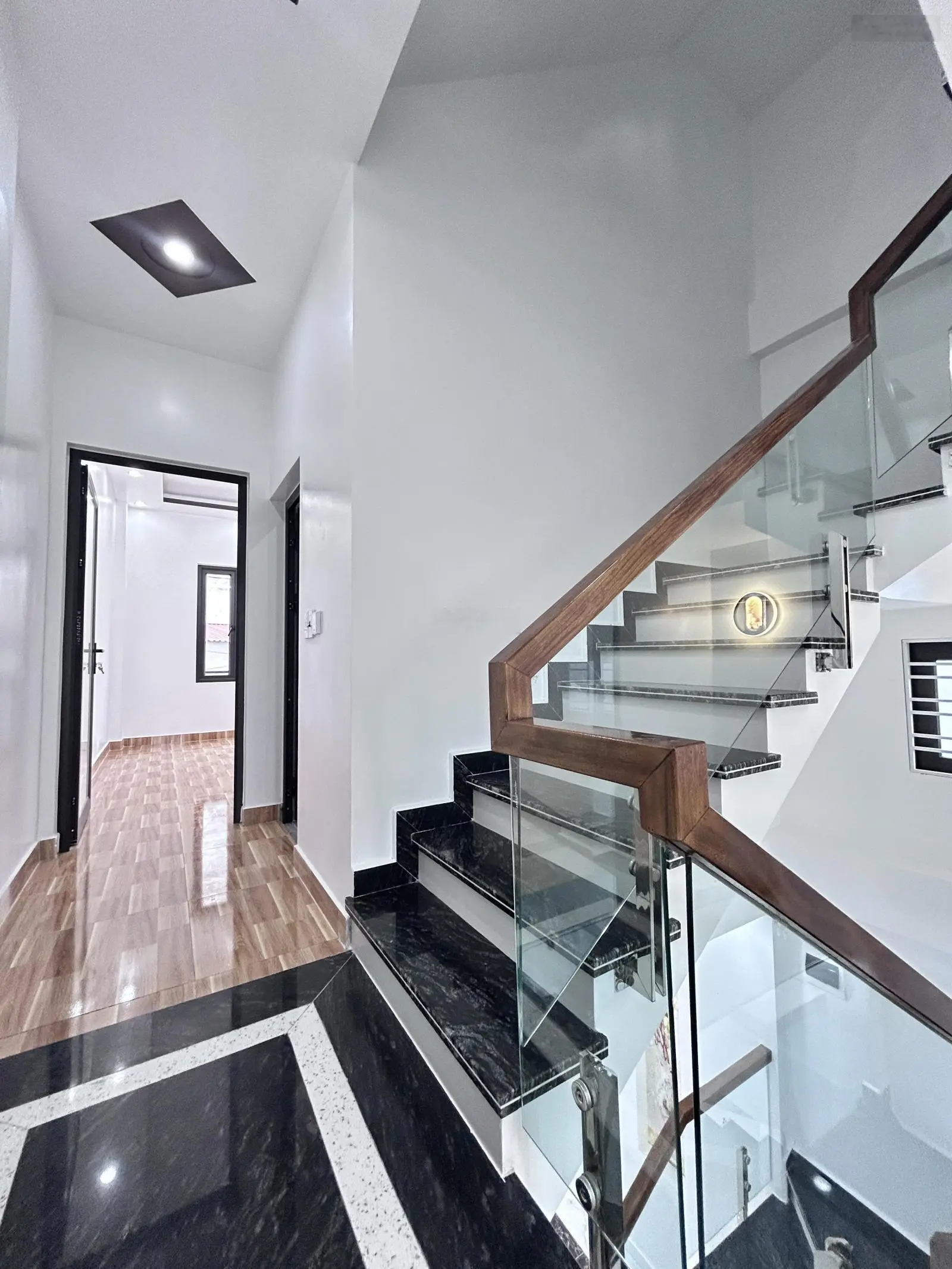 Nhà khu vực đường Đà Nẵng. Xây mới, độc lập ô tô vào đỗ tận nhà