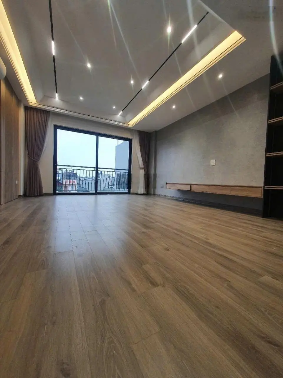 Bán nhà Phố Trạm Long Biên ga ra ô tô thang máy giá 9.3 tỷ LH 0988009316 xem nhà