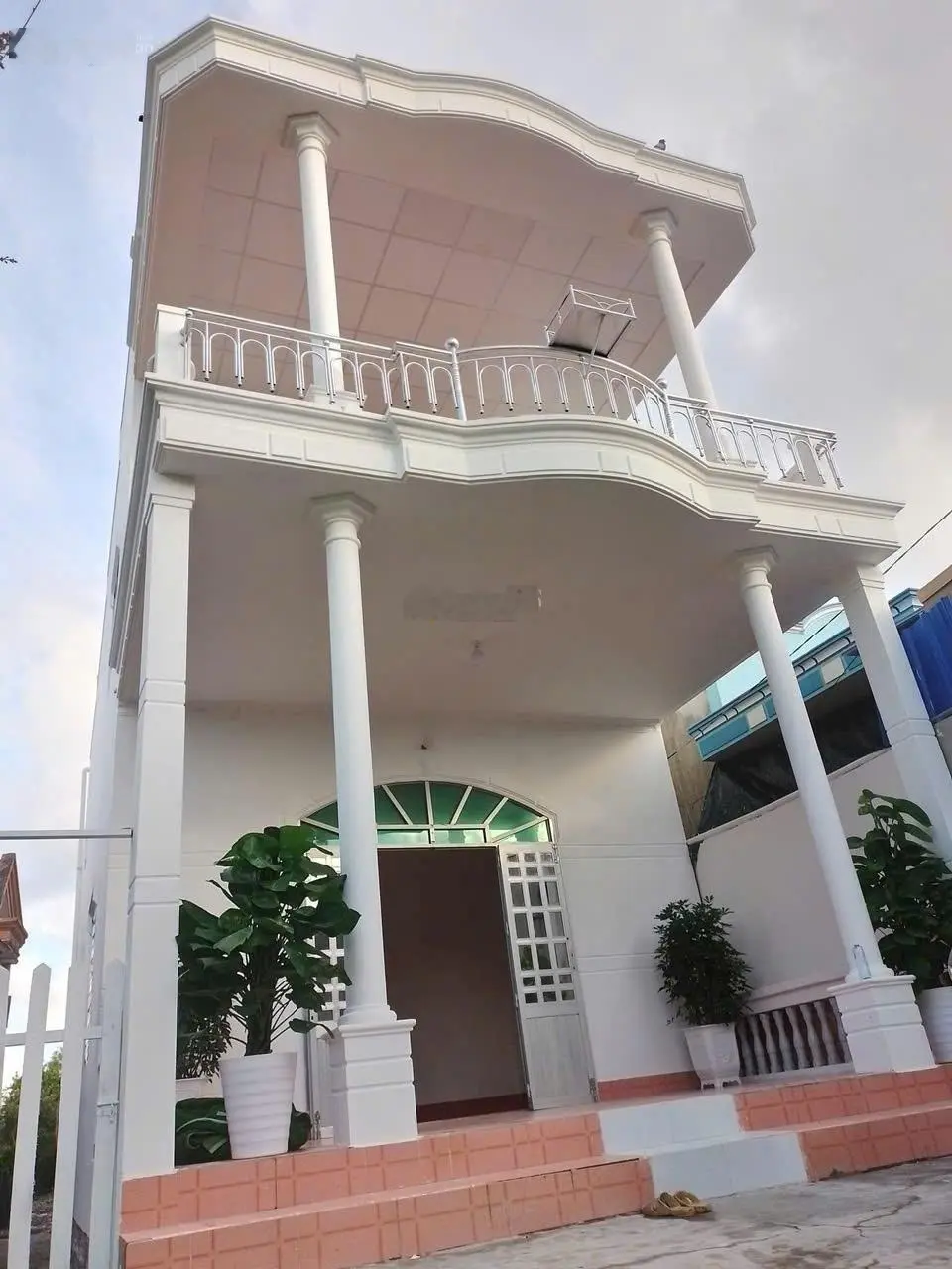 Bán nhà đẹp mặt tiền kinh doanh siêu hời, dt 220m2, giá tốt cho nhà đầu tư chỉ nhỉnh 2 tỷ/căn