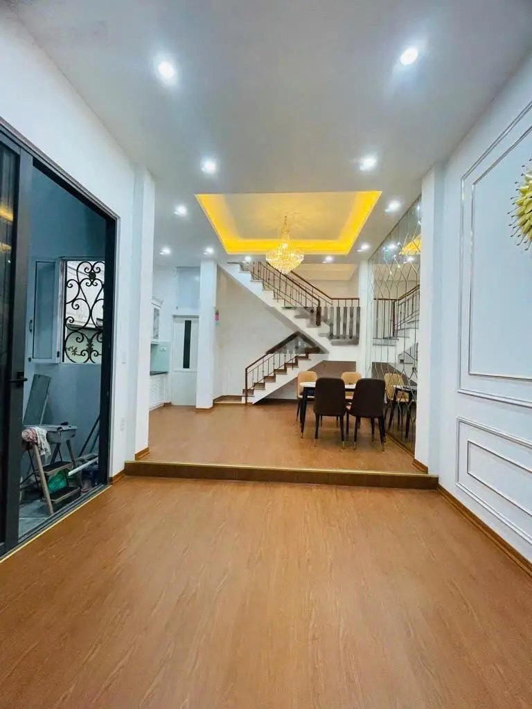 Nhà đẹp giá tốt đội cấn 40m2*5t,mặt tiền 5mlô góc thoáng sáng,ngõ rộng yên tĩnh hơn 8tỷ