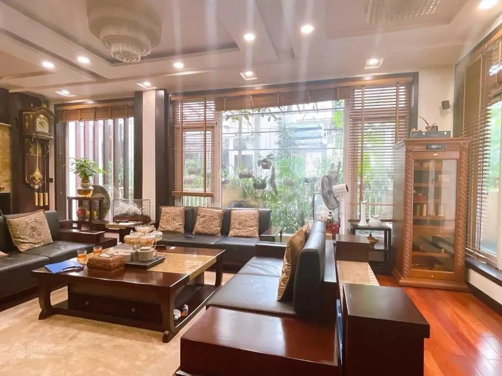 Bán biệt thự sân vườn 3 thoáng vị trí đẹp nhất khu Việt Hưng 230m2 x 4 tầng. LH 0967 066 ***