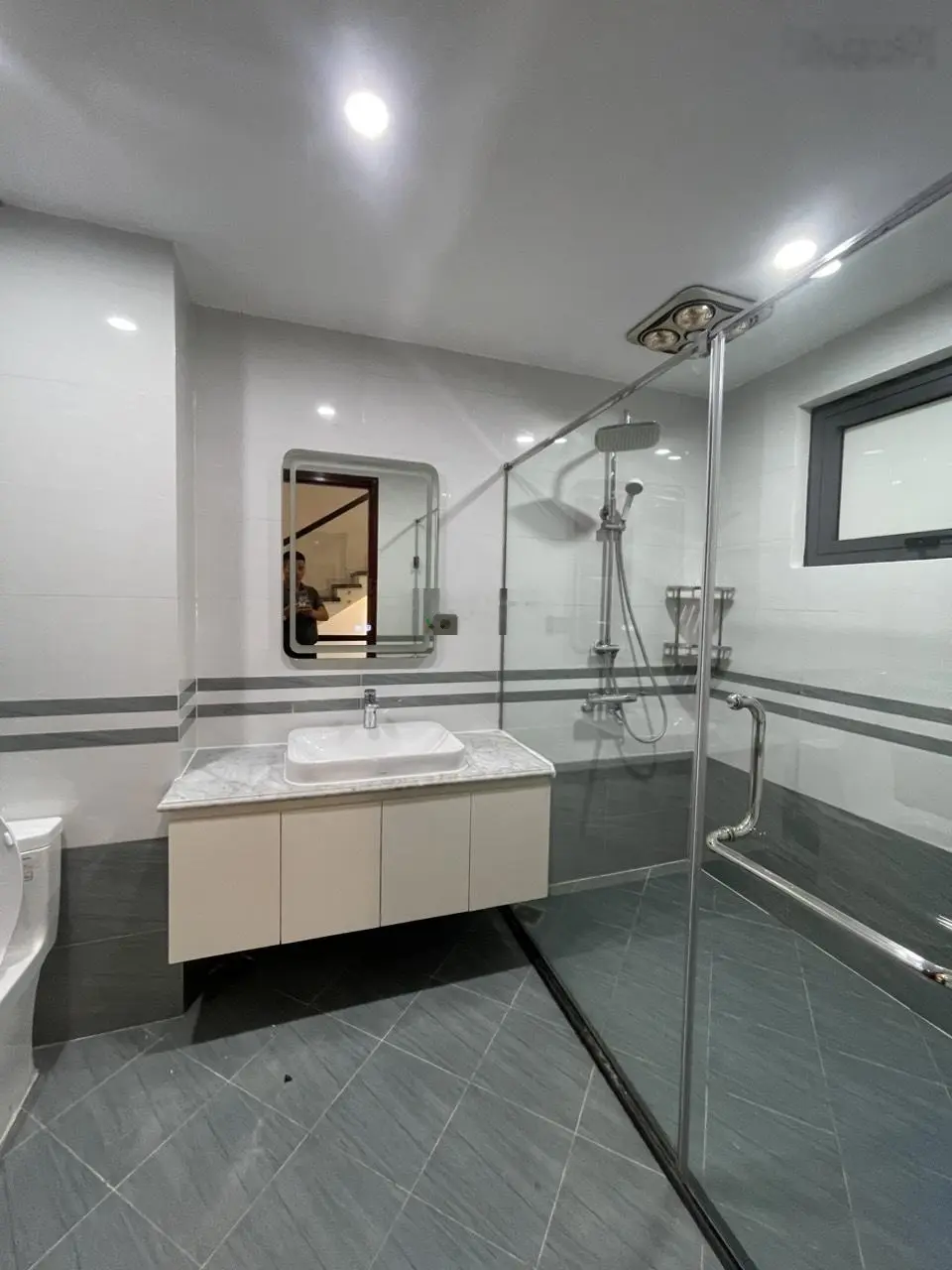 Bán nhà tái định cư Ngọc Thụy 80m2 x 4,5Tx 5,3m MT, thang máy 450kg, ngõ thông 2 ô tô để trong nhà