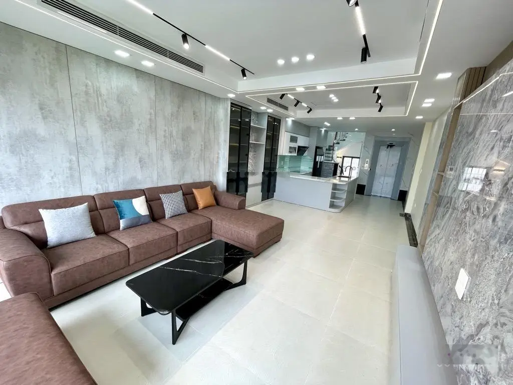 Nguyễn văn cừ 6 tầng - tháng máy - gara ô tô - full nội thất nhập khẩu - diện tích 63m2 rất rộng
