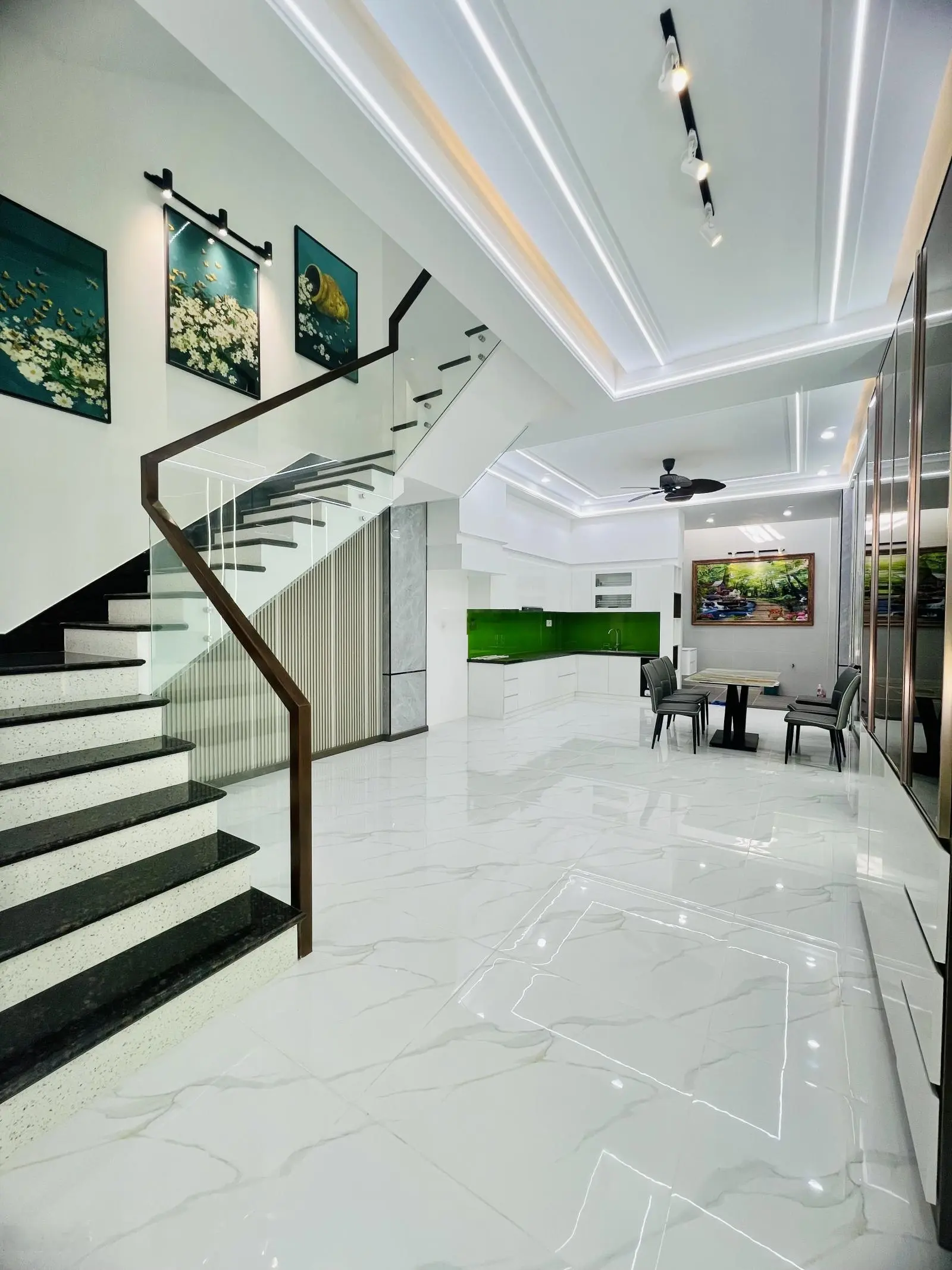 Bán Gấp Căn Nhà Phố Sổ Riêng Giá Rẻ Toạ Lạc Tại Thành Phố Dĩ An