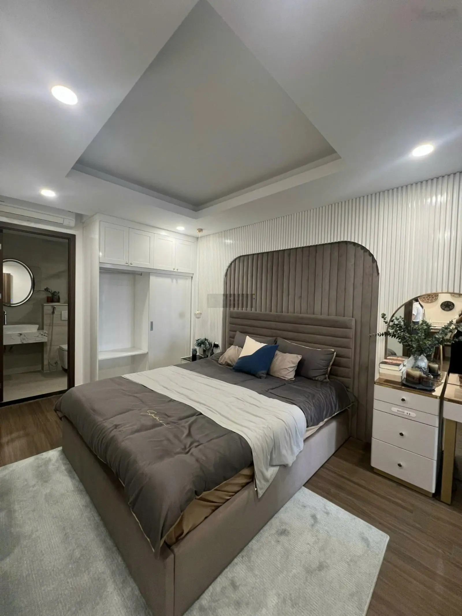 Tôi chính chủ cần bán gấp căn hộ chung cư 2 ngủ full nội thất liền tường LH 0945 362 ***