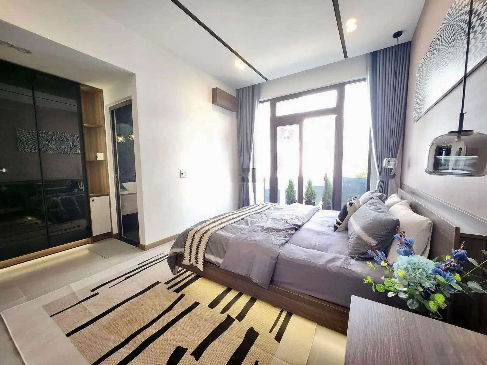 Bán nhà hẻm 1 sẹc Lạc Long Quân Quận 11: giá 2,7 tỷ sổ hồng sẵn 1 trệt 2 lầu, Cách Đầm sen 300m