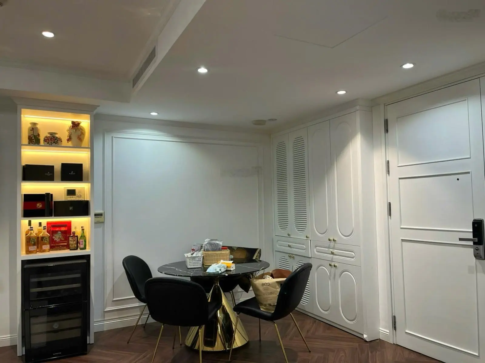 Duy nhất căn 1PN siêu vip nội thất Tân cổ điển tầng cao hướng Nam thoáng mát. Giá tốt LH 0979 220 ***