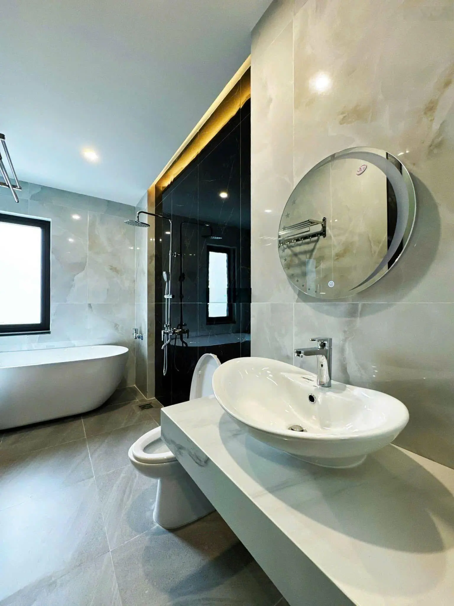 Chuyển công tác cần bán nhà Sư Vạn Hạnh, P. 12, Quận 10, 64m2, 1 trệt 2 lầu, 4PN, sổ sẵn