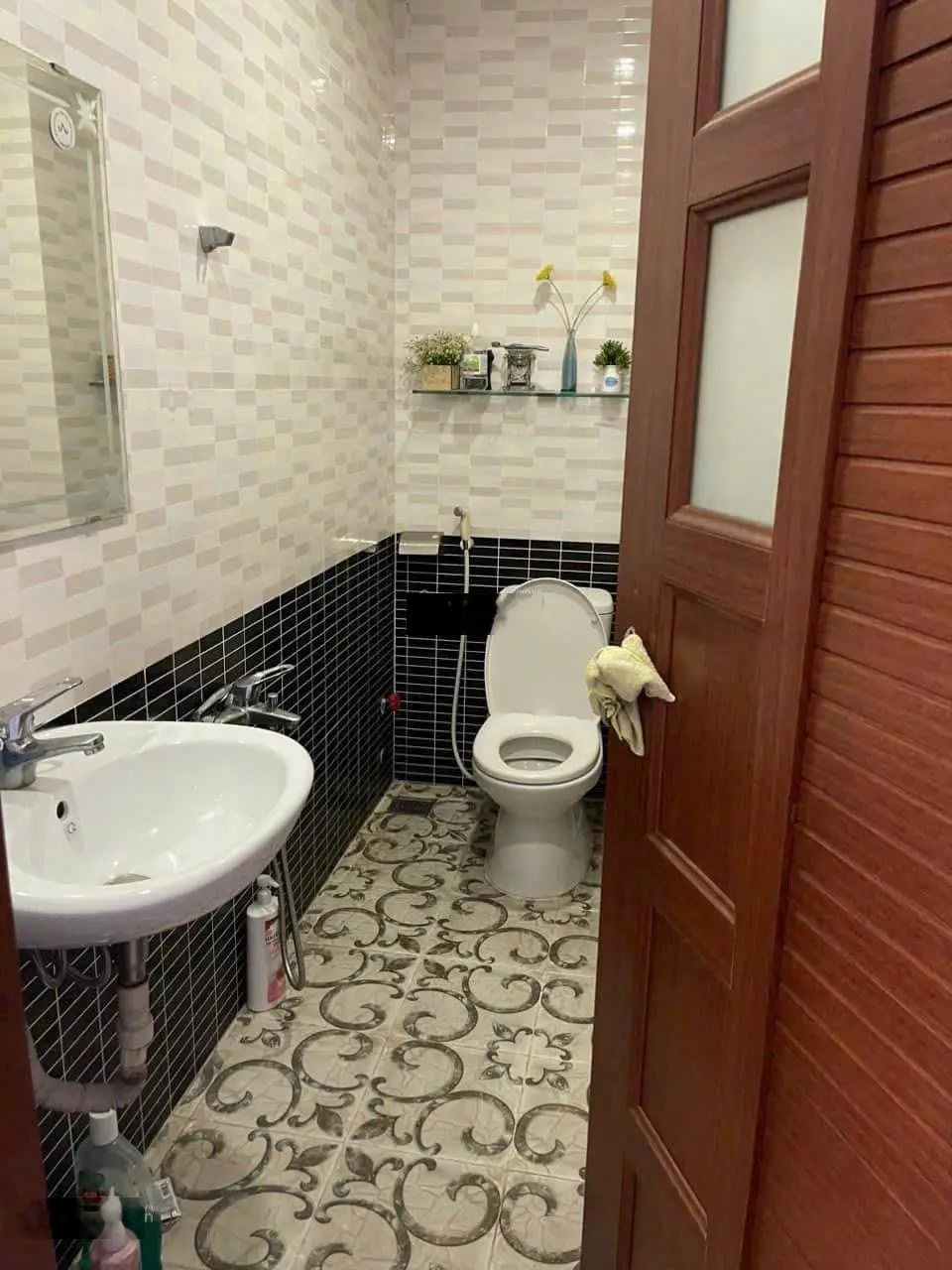 Bán nhà mặt tiền ngay chợ thuận tiện kinh doanh, đang cho thuê 9tr 1 tháng, sổ hồng riêng
