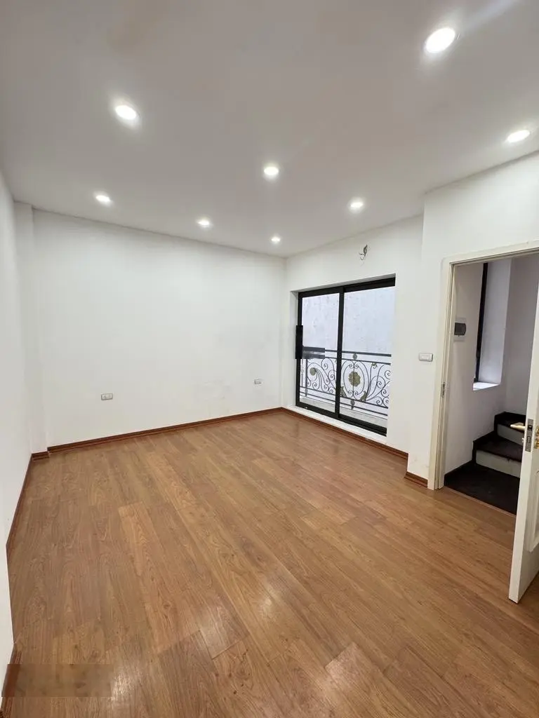Bán nhà Nghi Tàm - ngay sát cầu Tứ Liên - nhà xây mới keng - cách ô tô 30m
