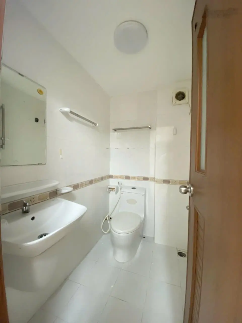 Cần tiền bán gấp căn góc 65m2, 2pn, 2wc. Đã có sổ hồng, có trước 600tr là mua được
