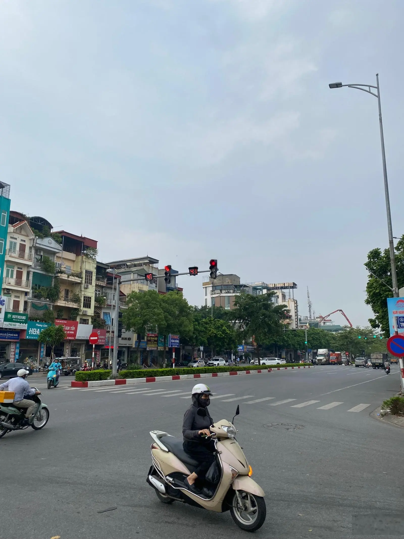 Chính chủ bán nhà mặt phố Ngô gia tự DT114m, nhà 5 tầng, MT 6m, vị trí kinh doanh, vỉa hè, sầm uất