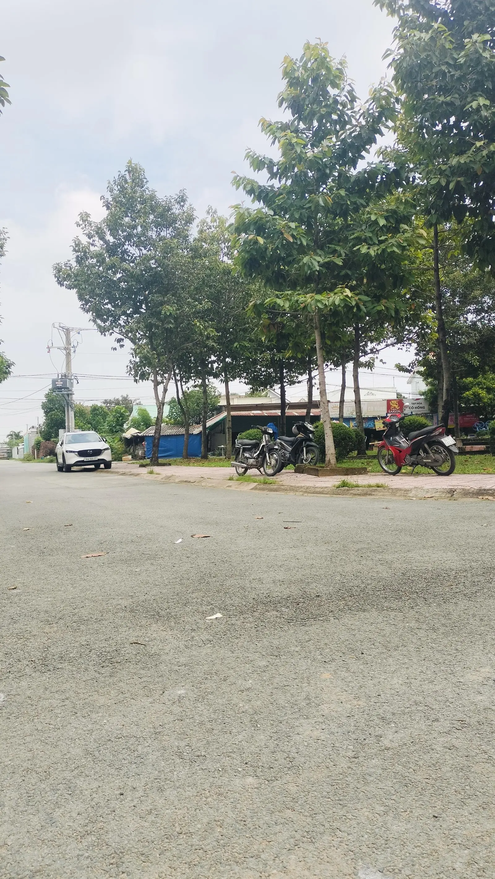 Nhà gần tân bình. Dĩ an. Sân xe hơi. Đường nhựa. Hỗ trợ ngân hàng